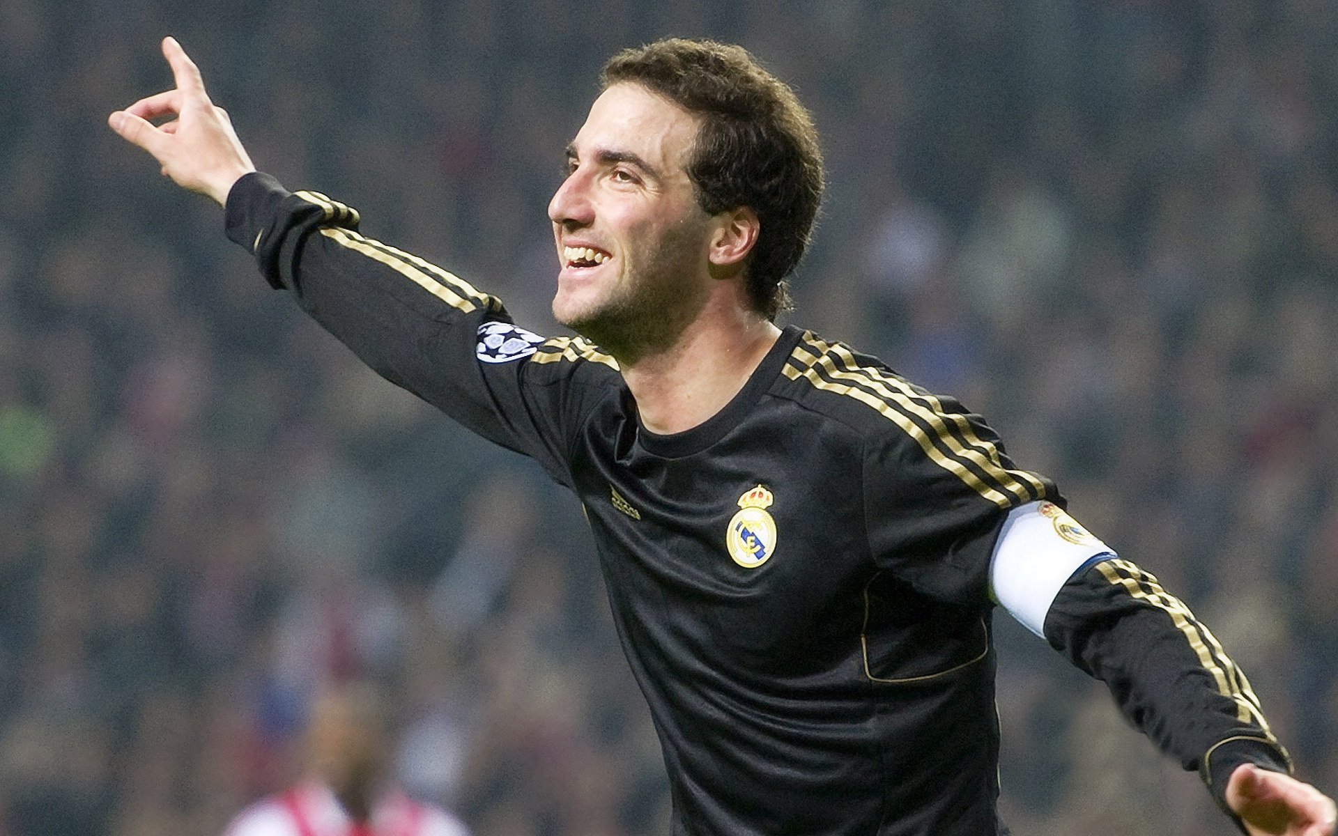 中国足球国家队强调体能与速度平衡发展,中国足球运动员的体能标准