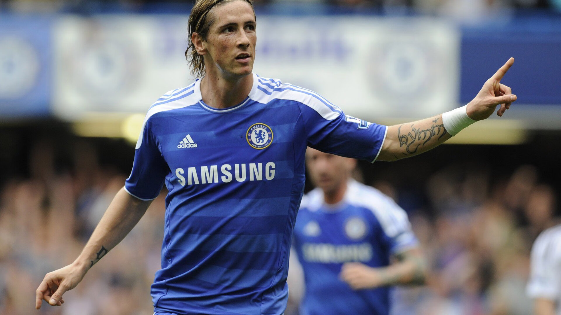 主帅关注场上节奏变化适时变阵应对调整精确体现经验老道